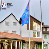 Foto zur Pressemeldung Flagge zum Internationalen Tag gegen Gewalt an Frauen vor dem Rathaus der Gemeinde Willingshausen