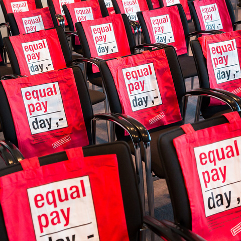 Symbolfoto zum Kalendereintrag Aktionsstand zum equal pay day 2025