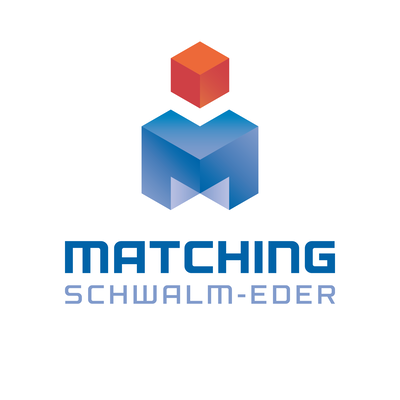 „Logo von Matching-Schwalm-Eder. Es zeigt ein stilisiertes M in Blautönen, das wie zwei ineinandergreifende Blöcke aussieht. Darüber schwebt ein orange-rotes, würfelförmiges Symbol. Unter dem Logo steht in blauer Schrift: ‚MATCHING SCHWALM-EDER‘.“ „Logo von Matching-Schwalm-Eder. Es zeigt ein stilisiertes M in Blautönen, das wie zwei ineinandergreifende Blöcke aussieht. Darüber schwebt ein orange-rotes, würfelförmiges Symbol. Unter dem Logo steht in blauer Schrift: ‚MATCHING SCHWALM-EDER‘.“