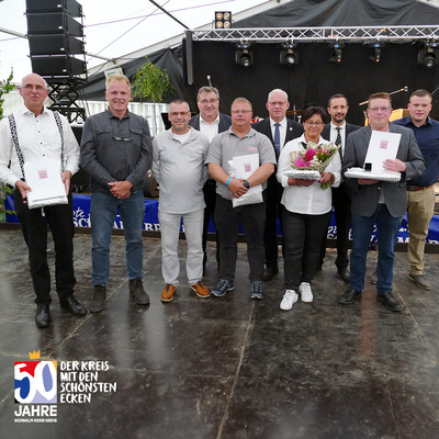 v.l.: Ulrich Riebeling, Armin Keßler, Dirk Friedrich, Regierungspräsident Mark Weinmeister, Karsten Friedrich, Vize-Landrat Jürgen Kaufmann, Christel Schwalm, Bürgermeister Luca Fritsch, Stefan Völker, Tim Friedrich